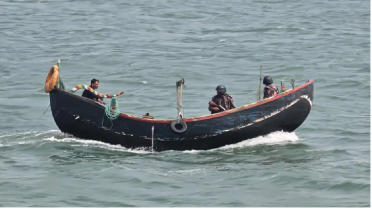 নৌকাসহ ১৯ জেলেকে ধরে নিয়ে গেছে আরাকান আর্মি