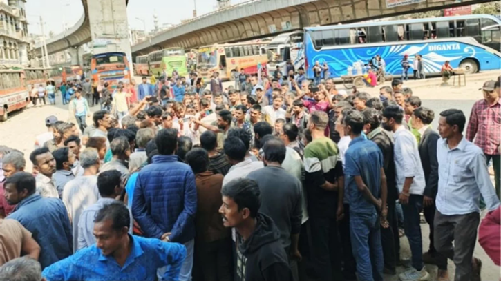 যত্র-তত্র যাত্রী তোলার দাবিতে বাসশ্রমিকদের সড়ক অবরোধ