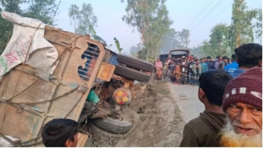 বসতঘরে ট্রাক ঢুকে প্রাণ নিল ঘুমন্ত নারীর